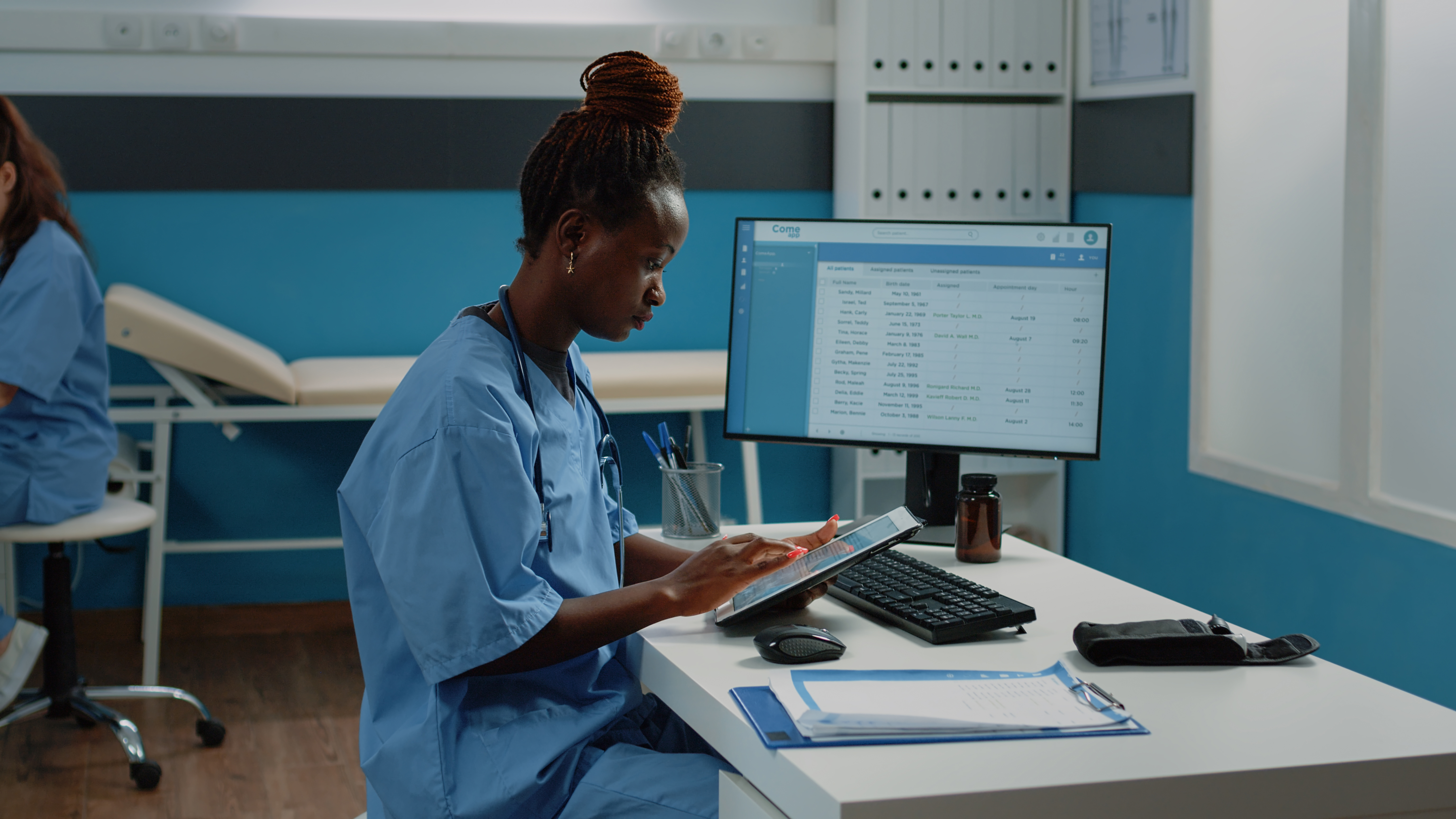 Équipe médicale utilisant les outils numériques de son établissement de santé